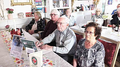 Menschen sitzen am Tisch