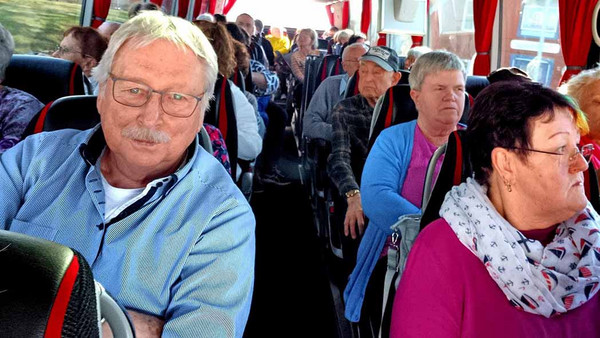 Menschen sitzen im Bus