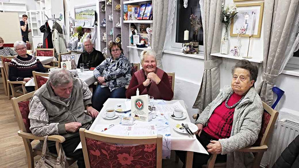 Mitglieder sitzen am Tisch 