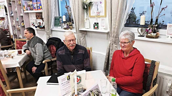 Menschen sitzen am Tisch