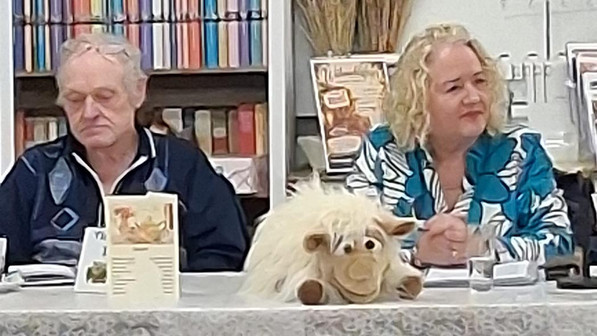 Der 2. Vorsitzende Karl-Heinz Müller und die 1. Vorsitzende Andrea Preuß-Borowsky mit Maskottchen Soovy.