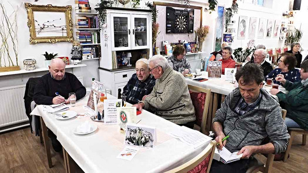 Menschen sitzen am Tisch