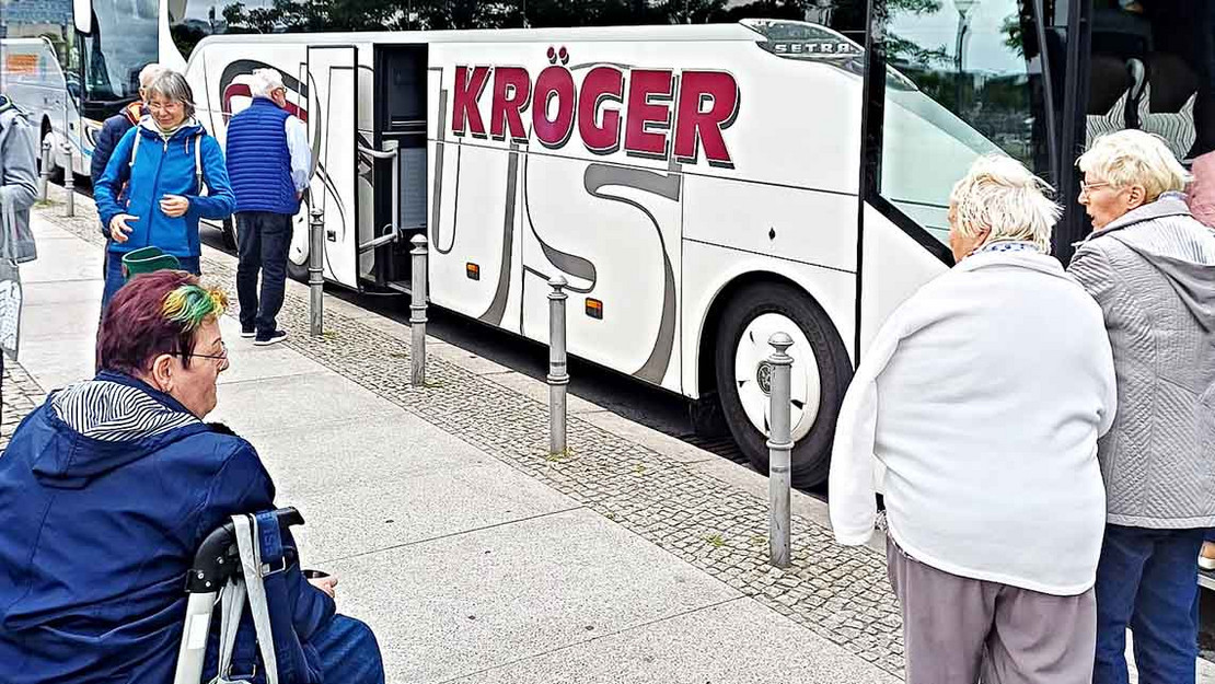 Teilnehmer*innen des SoVD Schwerin vor dem Reisebus.