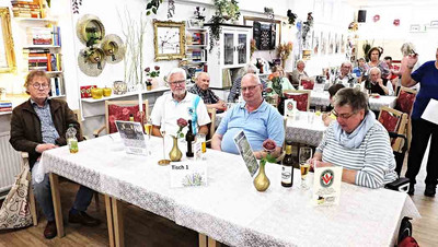 Drei Männer und eine Frau am Tisch