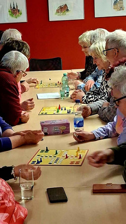 Leuten am Tisch mit Brettspielen