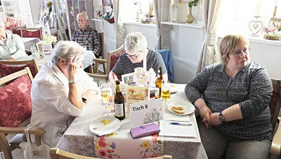 Drei Frauen sitzen am Tisch