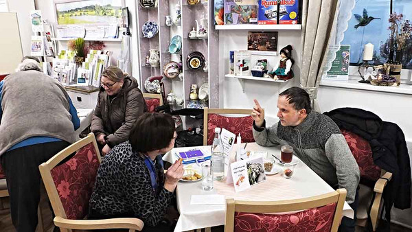 Menschen sitzen am Tisch