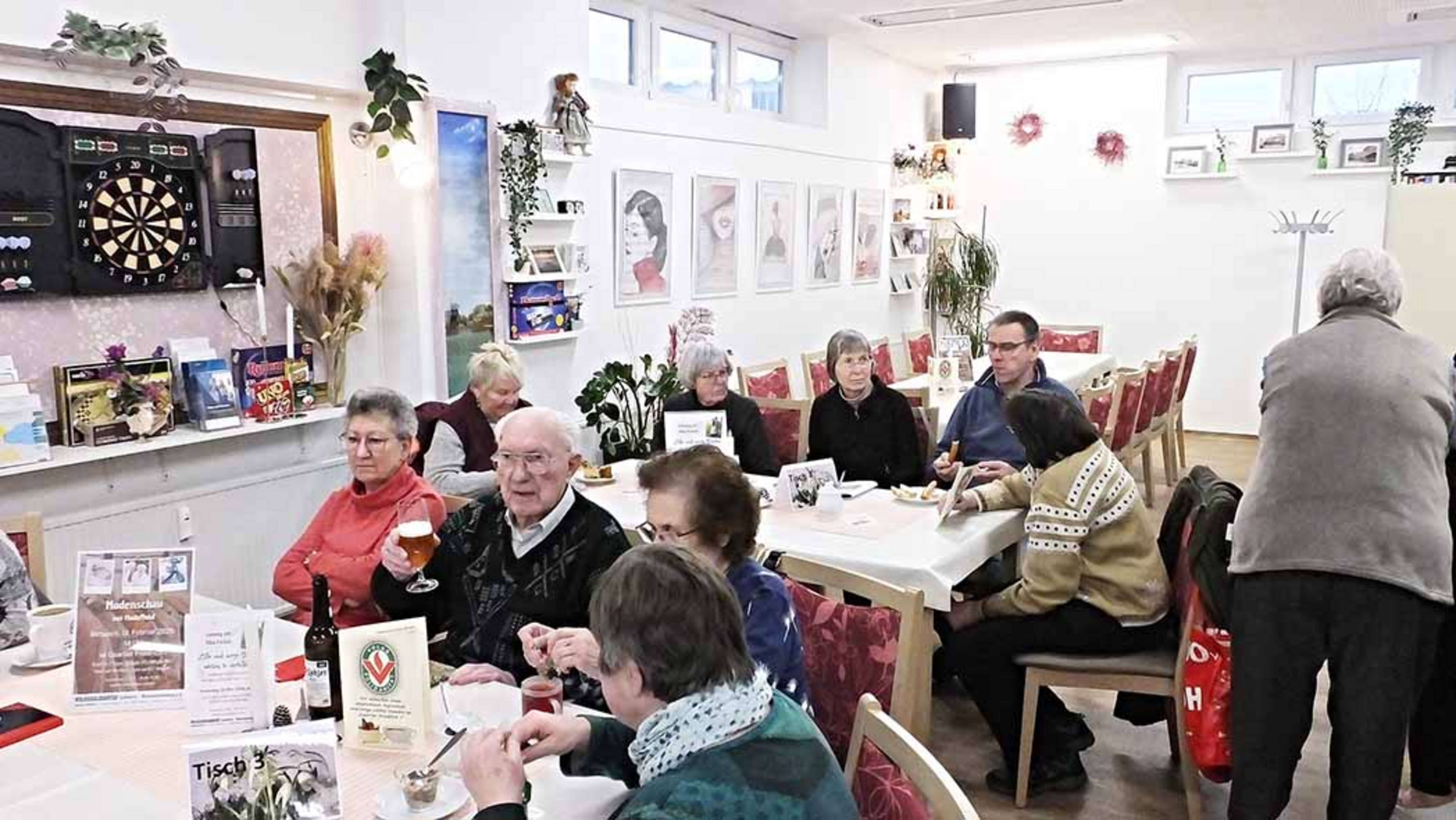 Menschen sitzen am Tisch