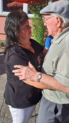 Frau und Mann umarmen sich