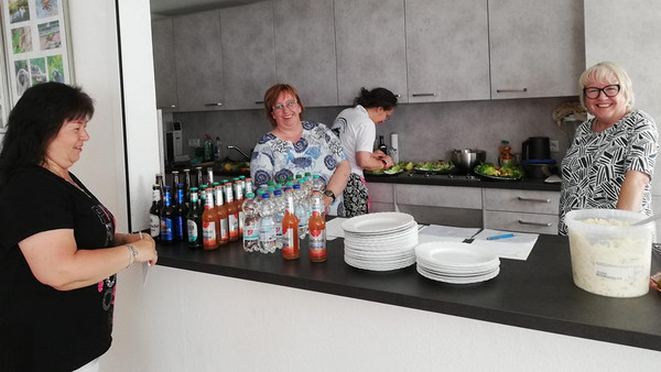 Vier Frauen arbeiten in der Küche