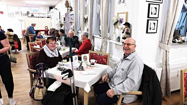 Menschen sitzen am Tisch
