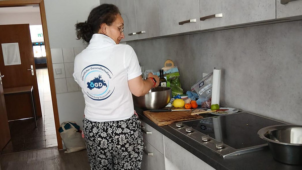 Frau bereitetEssen in der Küche vor