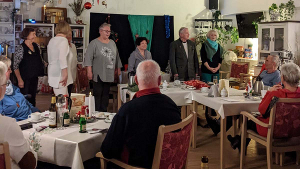 Die Theatergruppe des Schweriner Seniorenbüros vor Publikum.
