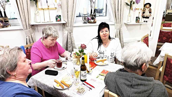Drei Frauen am Tisch