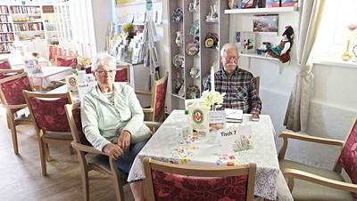 Menschen sitzen am Tisch