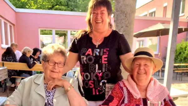 Drei Frauen lächeln