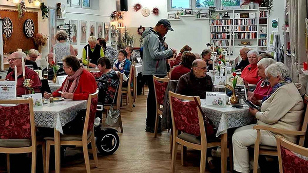 Viel Menschen sitzen an Tischen
