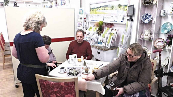 Menschen sitzen am Tisch