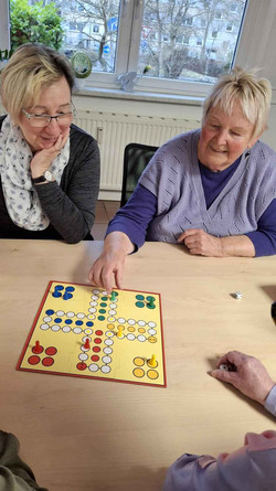 Zwei Frauen am Mensch ärger dich nicht Spielbrett.