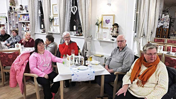 Tisch mit Mitgliedern