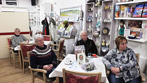 Frauen und Männer sitzen am Tisch