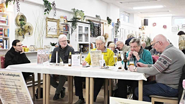 Menschen sitzen am Tisch