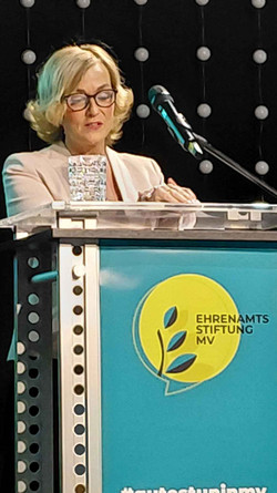 Staatssekretärin Sylvia Grimm am Pult.