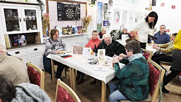 Menschen sitzen am Tisch
