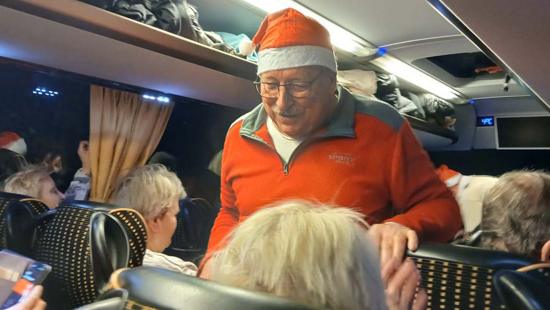 Weihnachtsmann steht im Gang im Bus
