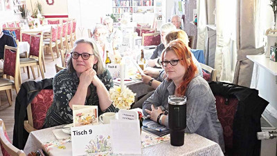 zwei Frauen am Tisch