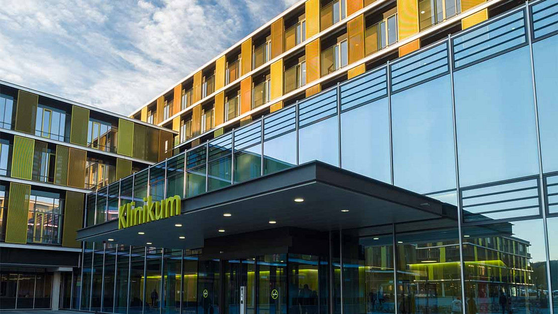 Eingangsbereich eines modernen Klinikums. 