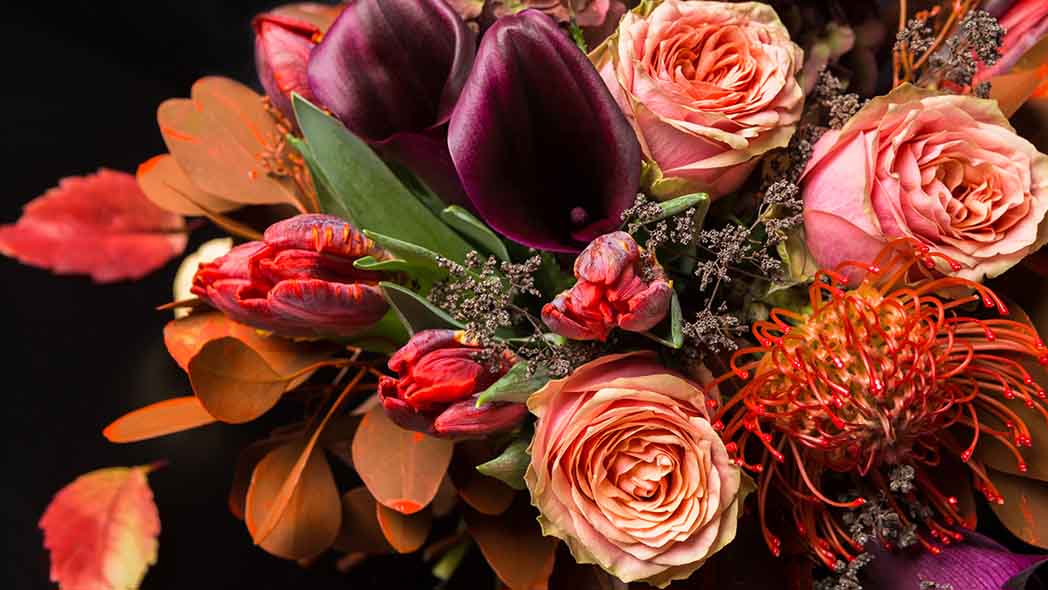herbstlicher Blumenstrauß mit Rosen und Disteln