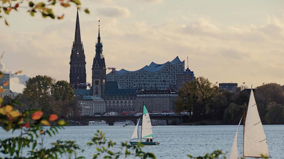 Blick auf die Alster in Hamburg, im Hintergrund die Elbphilharmonie. 