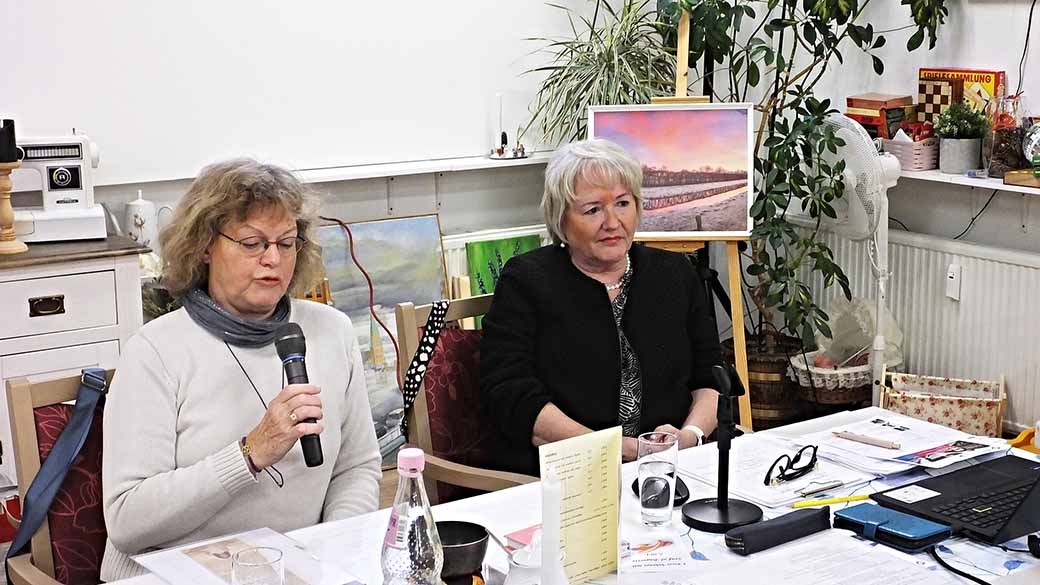 Yogalehrerin Margret Schurr und die Kreisvorsitzende Andrea Preuß-Borowsky.