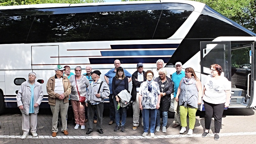 Gruppenbild des SoVD und VdK Schwerin vor dem Reisebus.