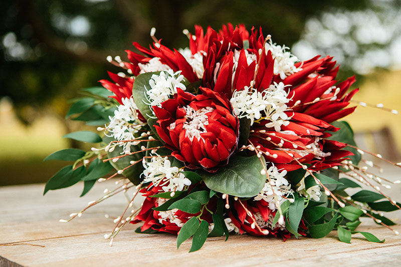 winterlicher Blumenstrauß in weiß und rot